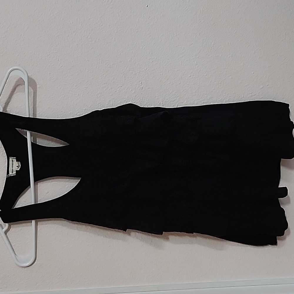 Zenana Outfitters Size Small Black Frilly Tank